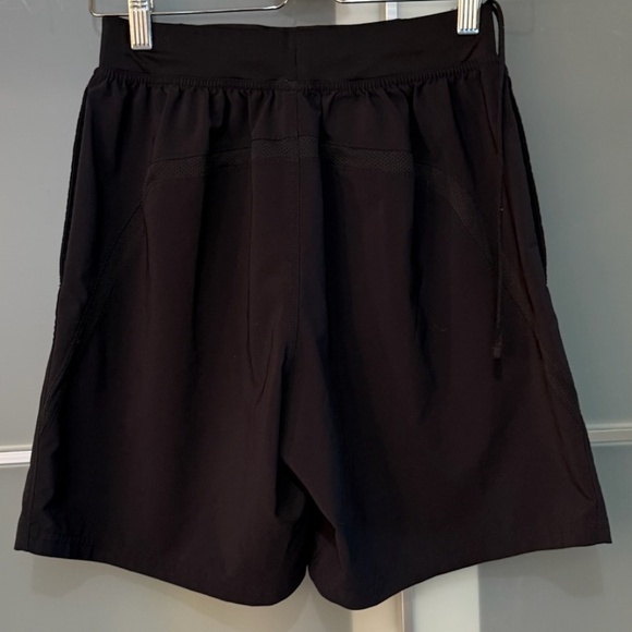 Under Armour HeatGear Men's Running Shorts - Size S - Picture 3 of 6